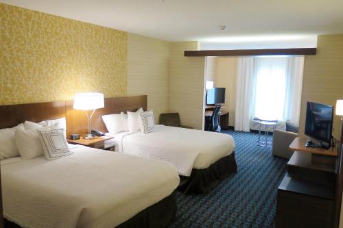 斯特劳兹堡万豪斯托德柏格巴通/波科诺斯费尔菲尔德客栈的酒店客房设有两张床和电视。