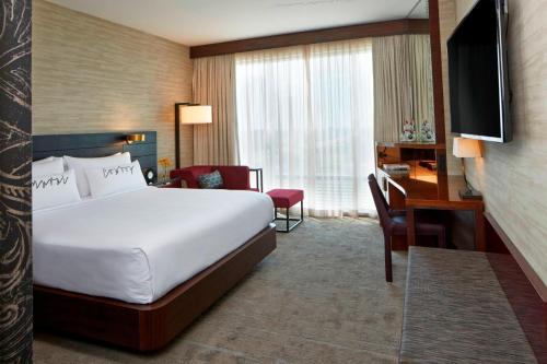 普莱诺文艺复兴达拉斯普莱诺遗产西部万丽酒店的酒店客房配有一张床、一张书桌和一台电视。