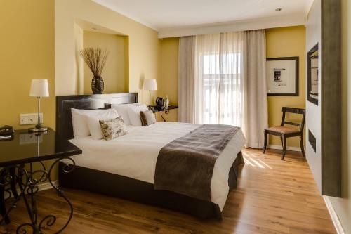 布隆方丹布隆方丹万豪Protea酒店的一间设有大床和窗户的酒店客房