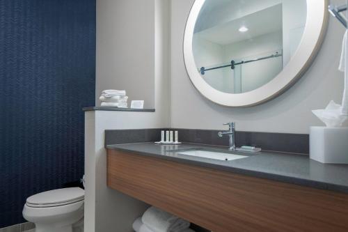 麦金尼Fairfield by Marriott Inn & Suites Dallas McKinney的一间带水槽和镜子的浴室