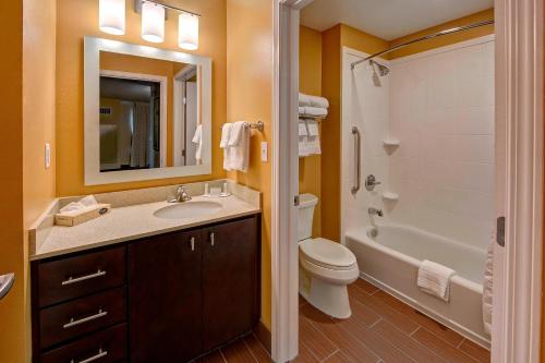 哈蒂斯堡TownePlace Suites by Marriott Hattiesburg的浴室配有盥洗盆、卫生间和浴缸。
