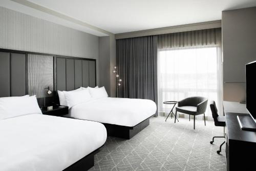 福克斯伯勒波士顿爱国者中心万丽酒店的酒店客房配有两张床和一张书桌