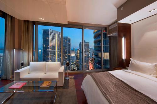 迈阿密迈阿密布杂艺术酒店的酒店客房设有一张床和一个大窗户