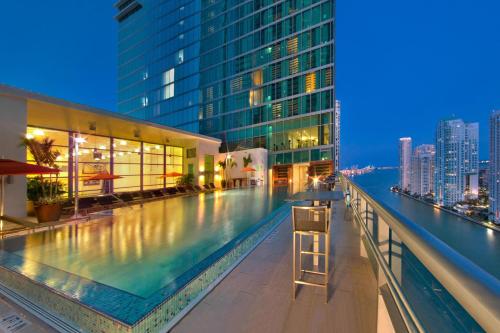 迈阿密迈阿密布杂艺术酒店的一座建筑物中央的游泳池