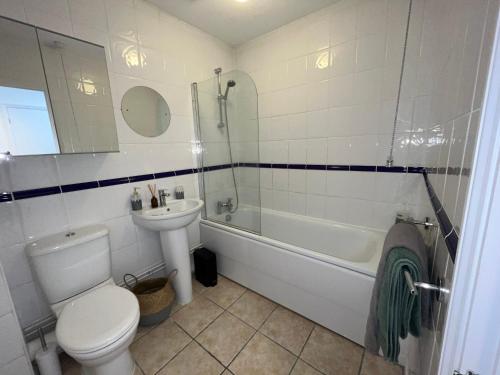 温莎Hidden Gem with Free Parking的浴室配有卫生间、盥洗盆和浴缸。