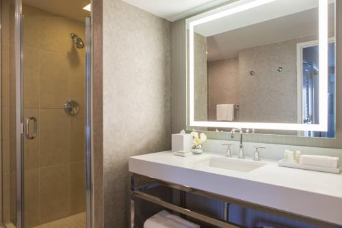 芝加哥芝加哥万丽酒店的一间带水槽和淋浴的浴室