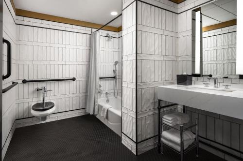 西拉法叶The Union Club Hotel at Purdue University, Autograph Collection的浴室配有卫生间、盥洗盆和浴缸。