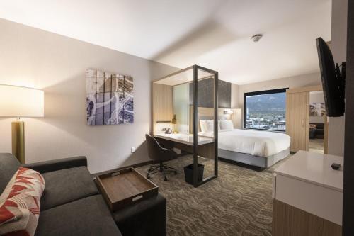 科罗拉多斯普林斯SpringHill Suites by Marriott Colorado Springs Downtown的配有一张床和一张书桌的酒店客房