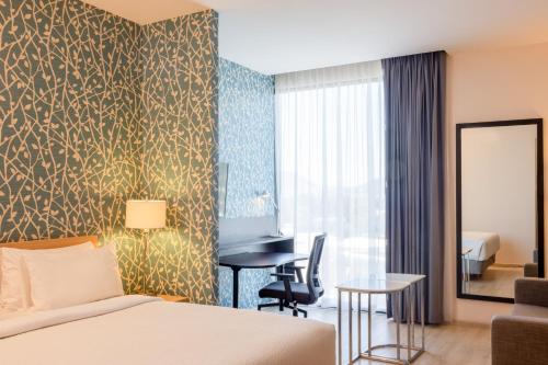 墨西哥城墨西哥城瓦列霍万豪费尔菲尔德套房酒店的一间卧室配有一张床和一张书桌