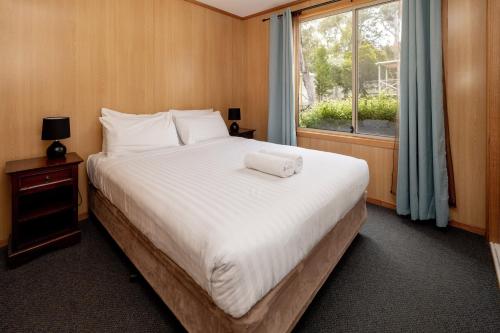 科尔斯湾BIG4弗雷西内伊鲁卡假日公园的卧室配有一张大白色床和窗户