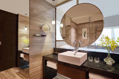 香港万怡酒店的一间带水槽和镜子的浴室