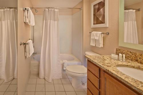 奥兰多奥兰多东部/ UCF区万豪广场套房酒店的浴室配有卫生间、盥洗盆和淋浴。