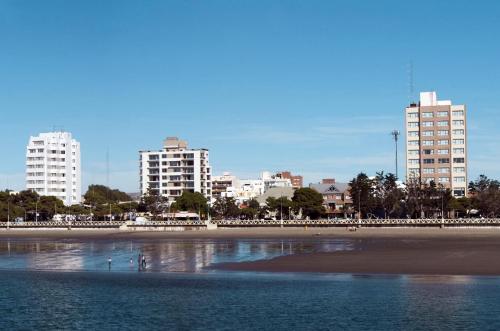 玛德琳港Yene hue的享有海滩美景,拥有建筑背景