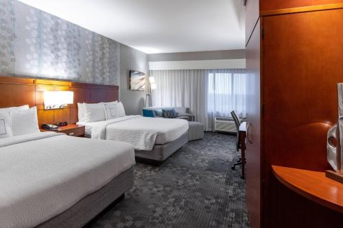 沃思堡沃斯堡西西迪维尤万怡酒店的酒店客房配有两张床和一张书桌