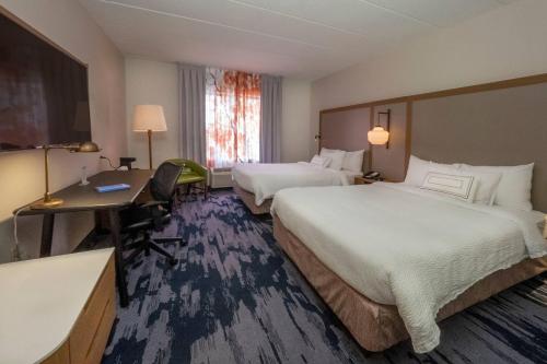 黑兹尔顿黑泽尔顿万豪费尔菲尔德客栈的酒店客房配有两张床和一张书桌