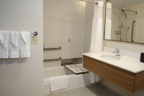 黑兹尔顿黑泽尔顿万豪费尔菲尔德客栈的一间带水槽、浴缸和镜子的浴室