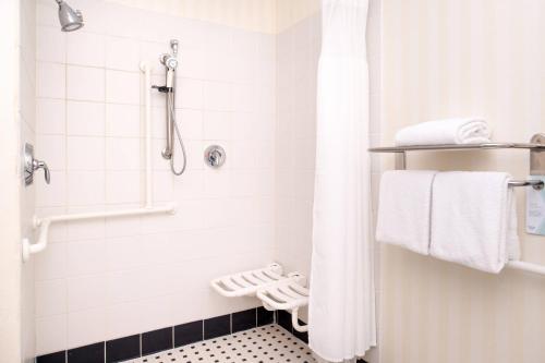 舍尔茨圣安东尼奥东北/谢茨/伦道夫空军基地费尔菲尔德客栈的带淋浴和白色毛巾的浴室