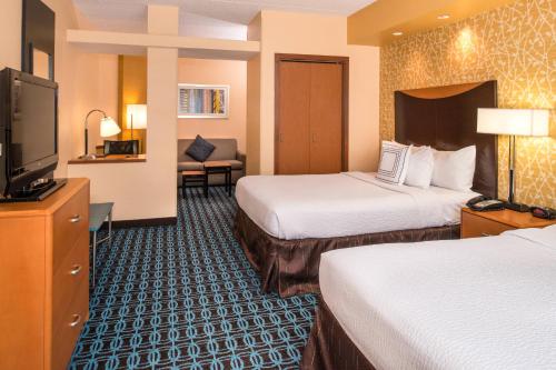 舍尔茨圣安东尼奥东北/谢茨/伦道夫空军基地费尔菲尔德客栈的酒店客房设有两张床和一台平面电视。