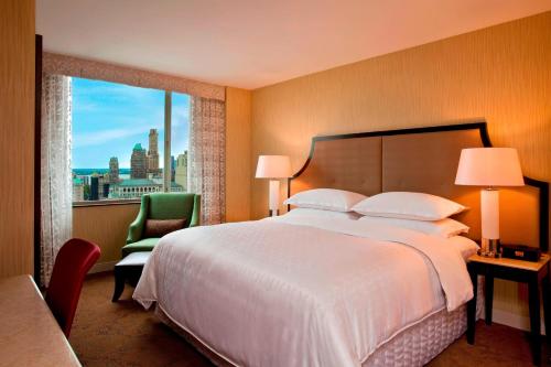布鲁克林纽约布鲁克林喜来登酒店的一间设有大床和窗户的酒店客房