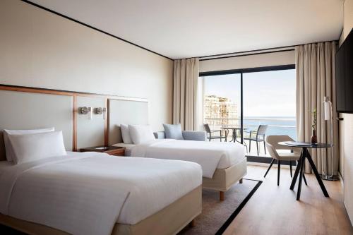 卡普戴尔万豪摩纳哥门度假酒店的酒店客房设有两张床,享有海景。