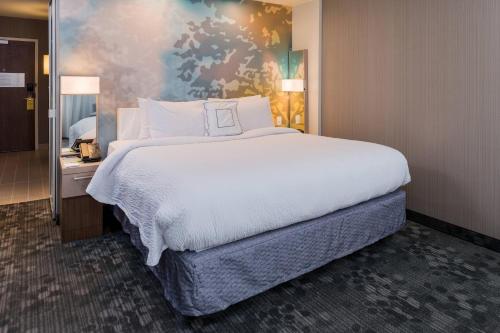 霍斯黑兹埃尔米拉霍斯赫德万怡酒店的一间卧室配有一张带白色床单的大床