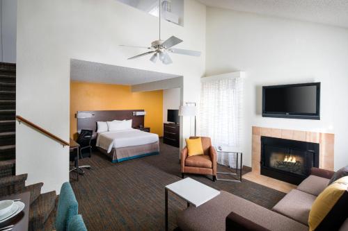 长滩Residence Inn by Marriott Long Beach的酒店客房配有一张床和一个壁炉。