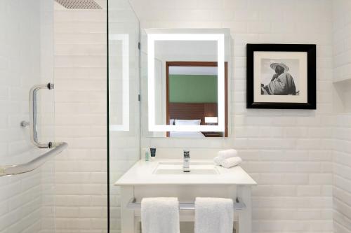 达累斯萨拉姆Four Points by Sheraton Dar es Salaam New Africa的白色的浴室设有水槽和镜子