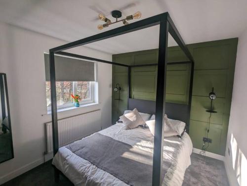 赫尔Cottage/boutique style - Free parking & Wi-Fi的一间卧室配有一张天蓬床和窗户
