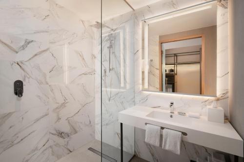 蓬塔卡纳AC Hotel by Marriott Punta Cana的白色的浴室设有水槽和镜子