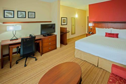 路易斯威尔路易斯维尔东北万怡酒店的酒店客房配有一张床和一张带电脑的书桌