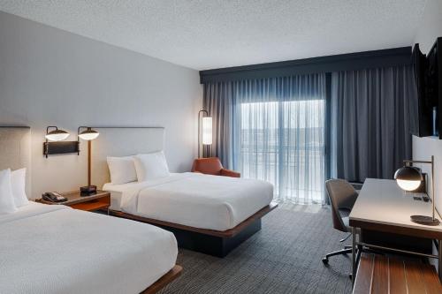 迈阿密斯堡代顿南购物中心万怡酒店的酒店客房配有两张床和一张书桌