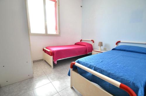 新福卡Trilocale Ll05 a 200m dal mare的一间卧室设有床、窗户和长凳