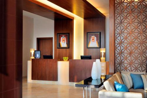 科威特科威特市万豪原住酒店的带沙发的大堂和前台