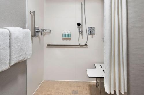 拉伊瑞依万豪万怡酒店的带淋浴、水槽和毛巾的浴室