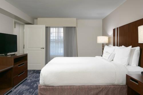 圣地亚哥圣地亚哥老城区费尔菲尔德客栈的一间酒店客房,配有一张大床和一台平面电视