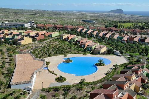 圣米格尔德阿沃纳Adosado La Guancha的享有带游泳池的度假村的空中景致