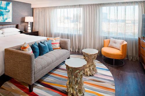达拉斯Dallas Marriott Suites Medical/Market Center的酒店客房配有床、沙发和椅子