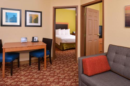 迈阿密湖迈阿密湖广场套房酒店的酒店客房配有书桌和床。