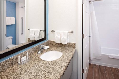 戴德姆波士顿戴德姆镇原住客栈的一间带水槽和镜子的浴室