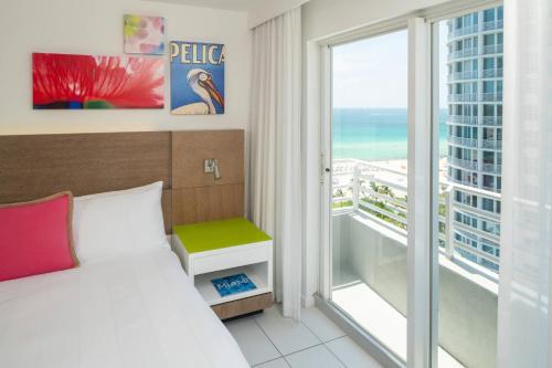 迈阿密海滩迈阿密南滩皇家棕榈尊贵度假酒店的一间卧室配有一张床,享有海景