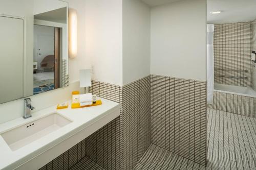 迈阿密海滩迈阿密南滩皇家棕榈尊贵度假酒店的一间带水槽和淋浴的浴室