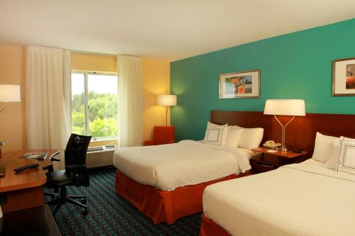 特拉弗斯城特拉弗斯城费尔菲尔德套房酒店的酒店客房配有两张床和一张书桌