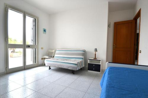 新福卡Casa Ll17 spiaggia a 250m San Foca的一间卧室设有一张床和一个窗口