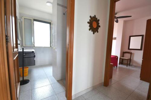 新福卡Casa Ll17 spiaggia a 250m San Foca的带卫生间和窗户的浴室的走廊