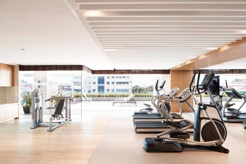 普崇蒲种福朋喜来登酒店的健身房设有跑步机和椭圆机