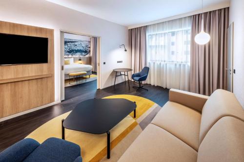 布拉格布拉格机场万怡酒店的带沙发和电视的客厅