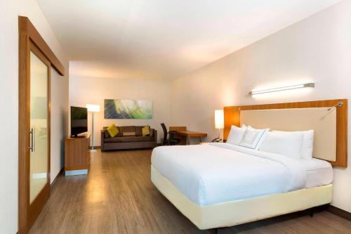 奥兰治比奇SpringHill Suites Orange Beach at The Wharf的酒店客房设有一张大床和一间客厅。