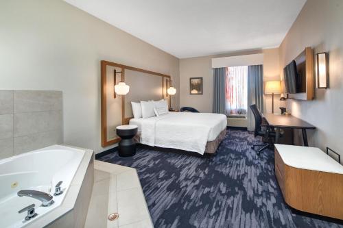 奥克维尔Fairfield Inn by Marriott Toronto Oakville的酒店客房设有床、水槽和浴缸。