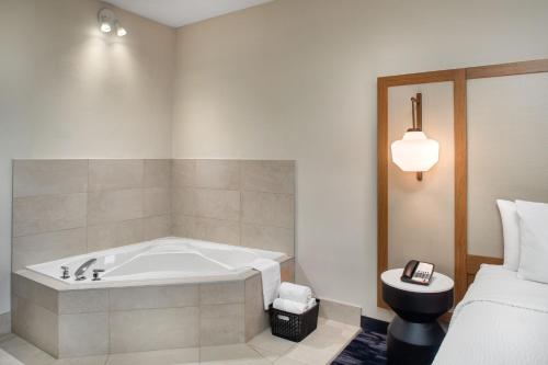 奥克维尔Fairfield Inn by Marriott Toronto Oakville的一间位于床边的带浴缸的浴室