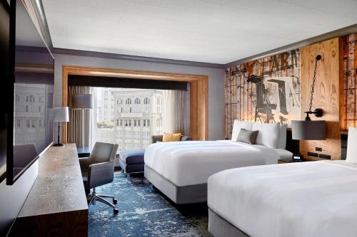奥克兰奥克兰市中心万豪酒店的酒店客房设有两张床和窗户。